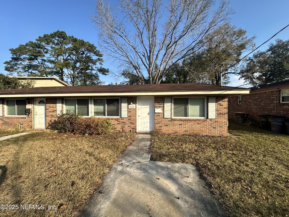 6135 Longchamp Dr in Jacksonville, FL - Building Photo