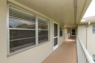 8 Lake Vista Trail in Port St. Lucie, FL - Building Photo