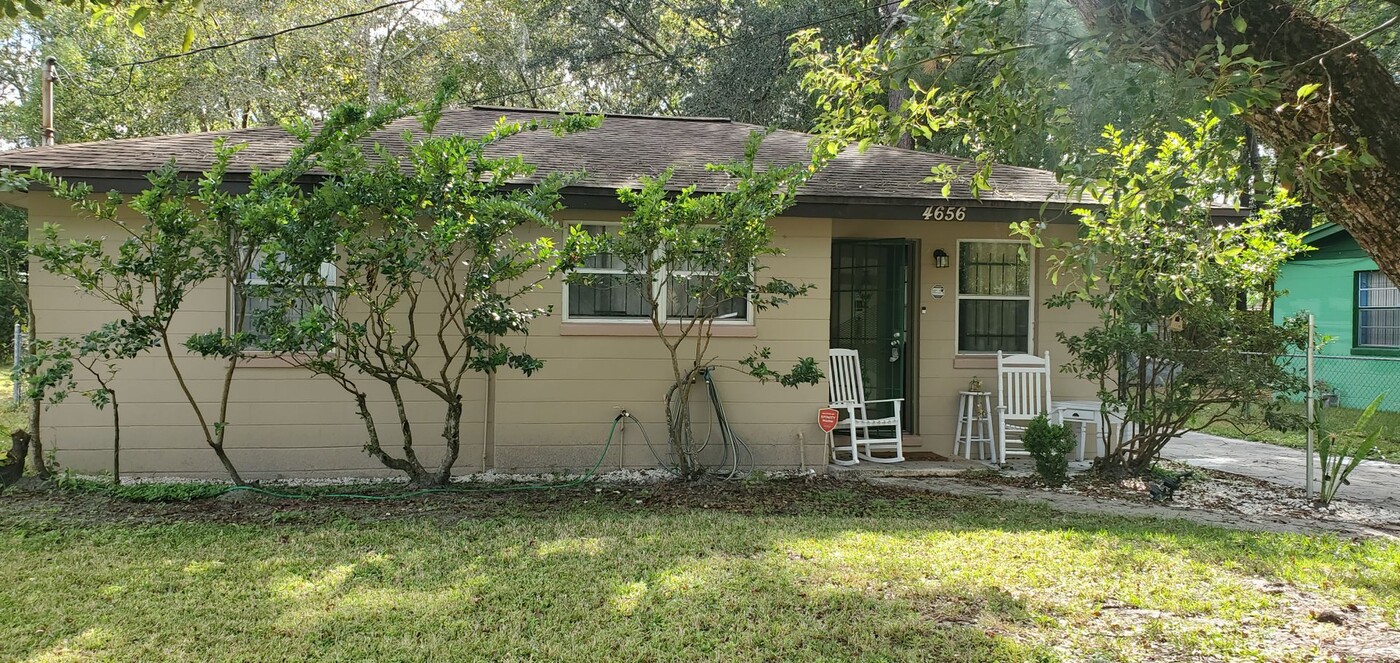 4656 Colchester Rd in Jacksonville, FL - Building Photo