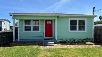 2112 Victory Ave in Galveston, TX - Building Photo