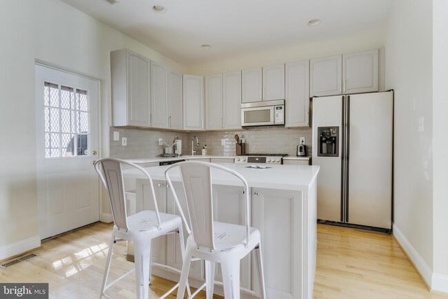 330 11th St SE in Washington, DC - Building Photo - Building Photo