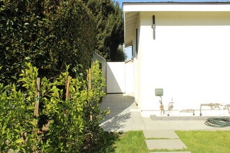 20803 Bassett St in Los Angeles, CA - Building Photo - Building Photo