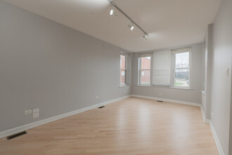 2235 W Fullerton Ave, Unit 1 in Chicago, IL - Foto de edificio - Building Photo