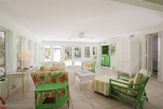 361 1st Ave N in Naples, FL - Foto de edificio - Building Photo