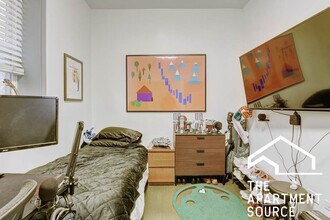 2834 W Diversey Ave, Unit 2F in Chicago, IL - Foto de edificio - Building Photo