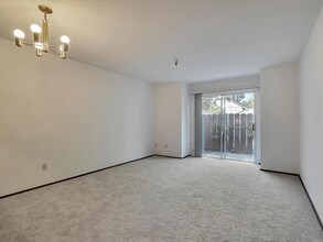 106 Vista Prieta Ct, Unit Unit 106 in Santa Cruz, CA - Foto de edificio - Building Photo