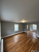 62 W Elderkin Ave in Groton, CT - Foto de edificio - Building Photo