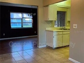 4263 Deltona Blvd in Spring Hill, FL - Foto de edificio - Building Photo