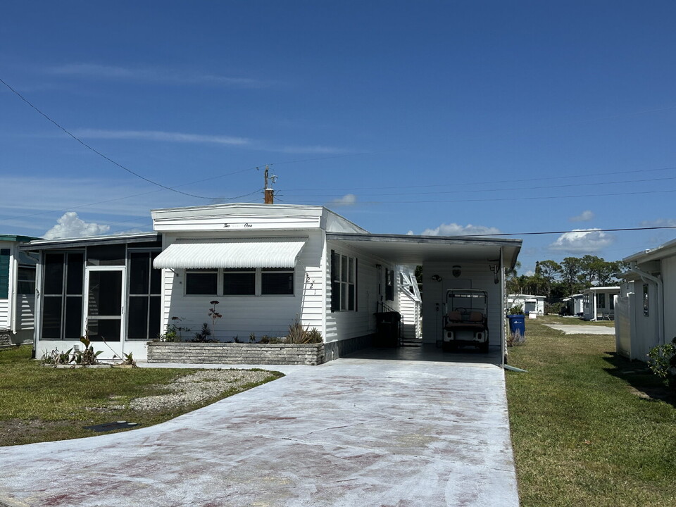 221 Trailorama Dr in North Port, FL - Building Photo
