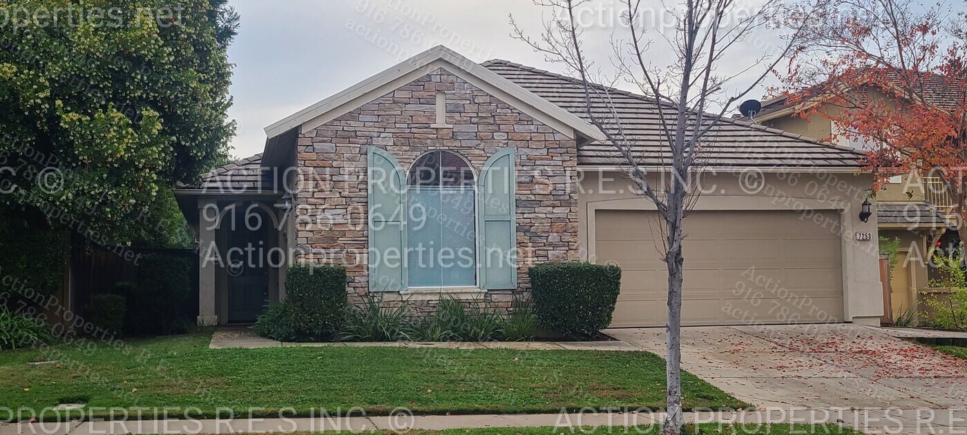 7253 Roycroft Dr in Roseville, CA - Foto de edificio