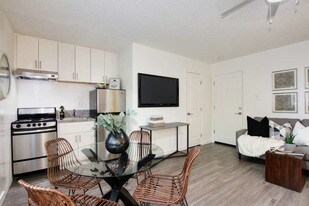 E Street Apartments in Sacramento, CA - Building Photo