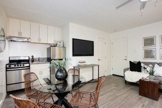 E Street Apartments in Sacramento, CA - Foto de edificio - Building Photo