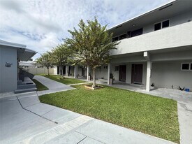 720 NE 7th St in Hallandale Beach, FL - Building Photo