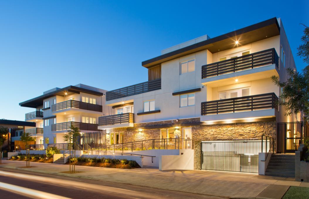 The Metropolitan at Larchmont Village in Los Angeles, CA - Foto de edificio