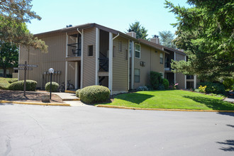 Tualatin Village in Tualatin, OR - Foto de edificio - Building Photo