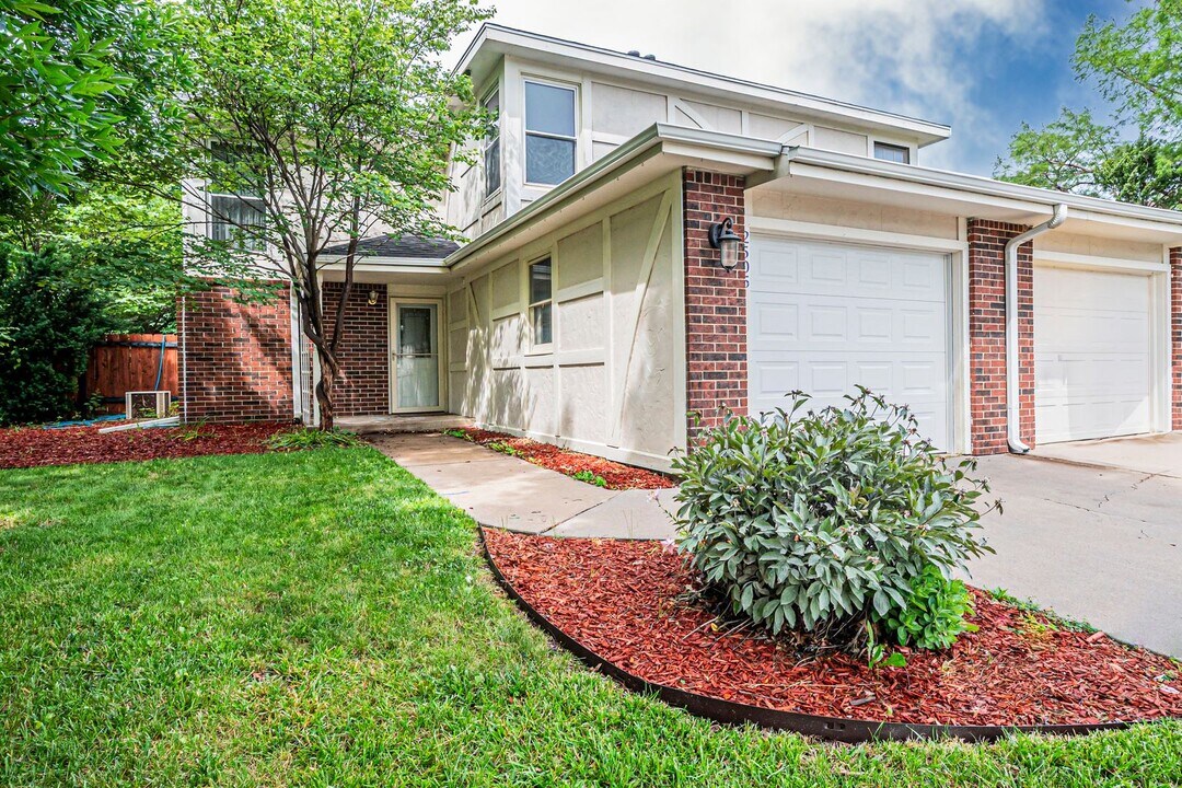 2505 Candlewood Dr in Manhattan, KS - Building Photo