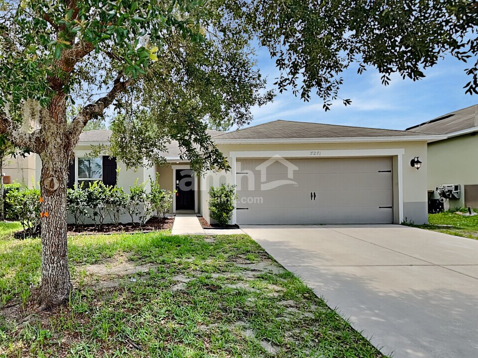 7271 Wakeview Dr in Davenport, FL - Building Photo