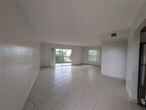 9405 W Flagler St in Miami, FL - Foto de edificio - Building Photo