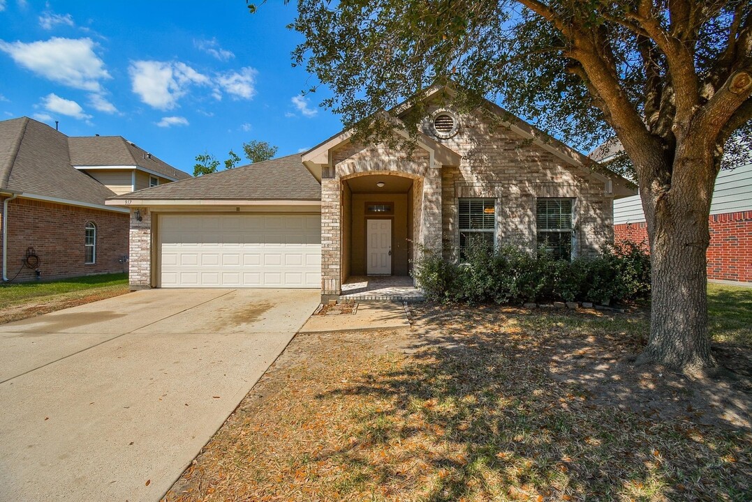 917 Almond St in Baytown, TX - Building Photo