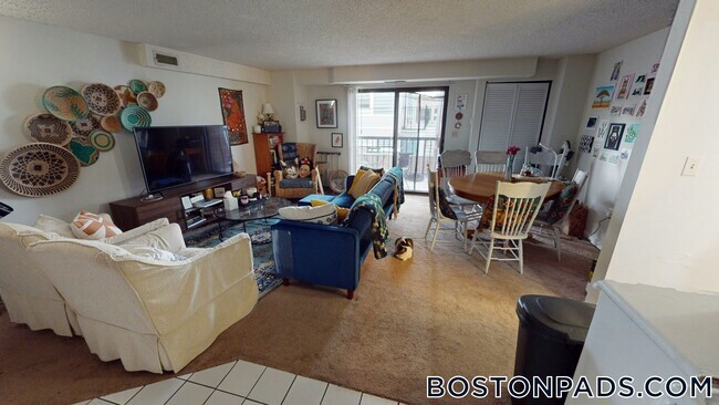 32 Elmer St, Unit 205 in Cambridge, MA - Building Photo