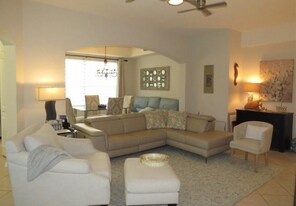 1435 Mariposa Cir, Unit Mariposa at Whippoorwill in Naples, FL - Building Photo