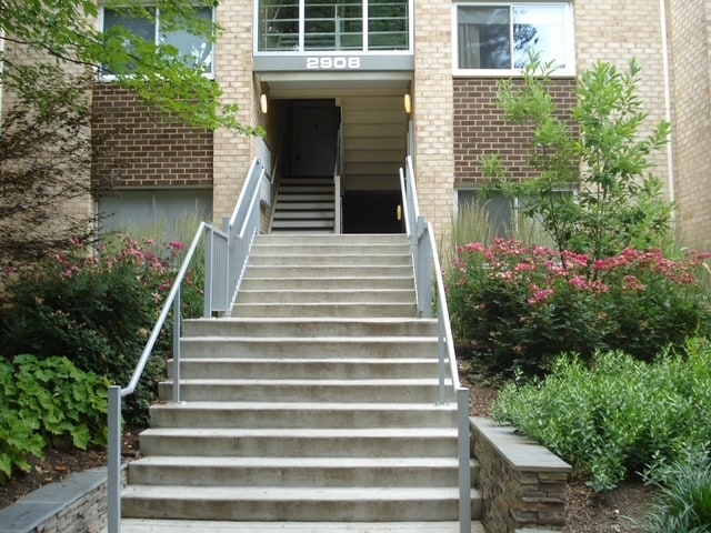 2908 Kings Chapel Rd, Unit 12 in Falls Church, VA - Foto de edificio - Building Photo