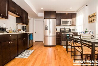 30 Clay St, Unit 3 in Cambridge, MA - Foto de edificio - Building Photo