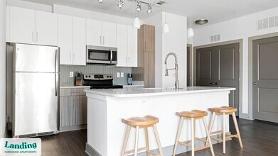 930 Howell Mill Rd NW, Unit 1208 in Atlanta, GA - Foto de edificio - Building Photo