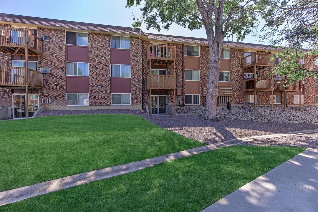 Pikes Place on San Miguel in Colorado Springs, CO - Foto de edificio