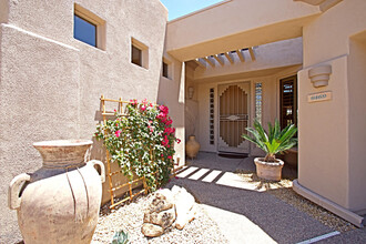 6469 E Amber Sun Dr in Scottsdale, AZ - Foto de edificio - Building Photo