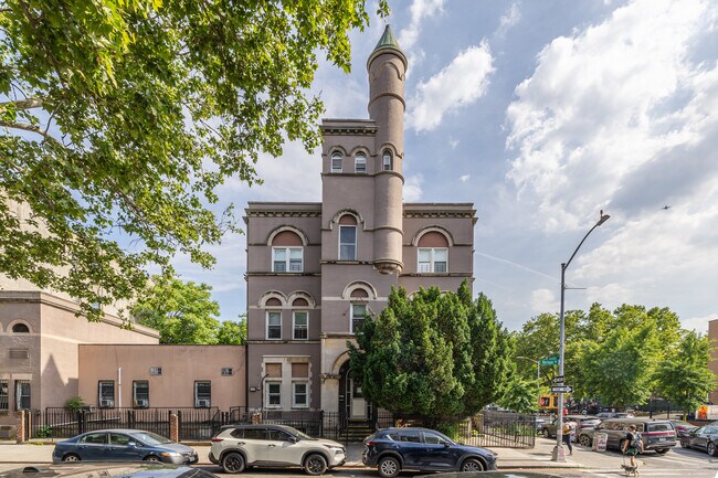 150 Vernon Ave in Brooklyn, NY - Building Photo - Building Photo