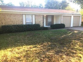 1302 Mohawk Dr in Arlington, TX - Building Photo