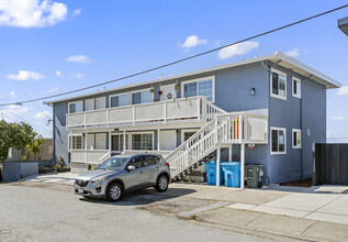 127 Hilton Way in Pacifica, CA - Building Photo - Building Photo