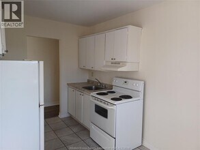6490 Wyandotte St E in Windsor, ON - Building Photo - Building Photo