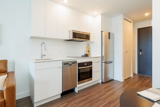 Le George Apartments in Montréal, QC - Building Photo - Building Photo