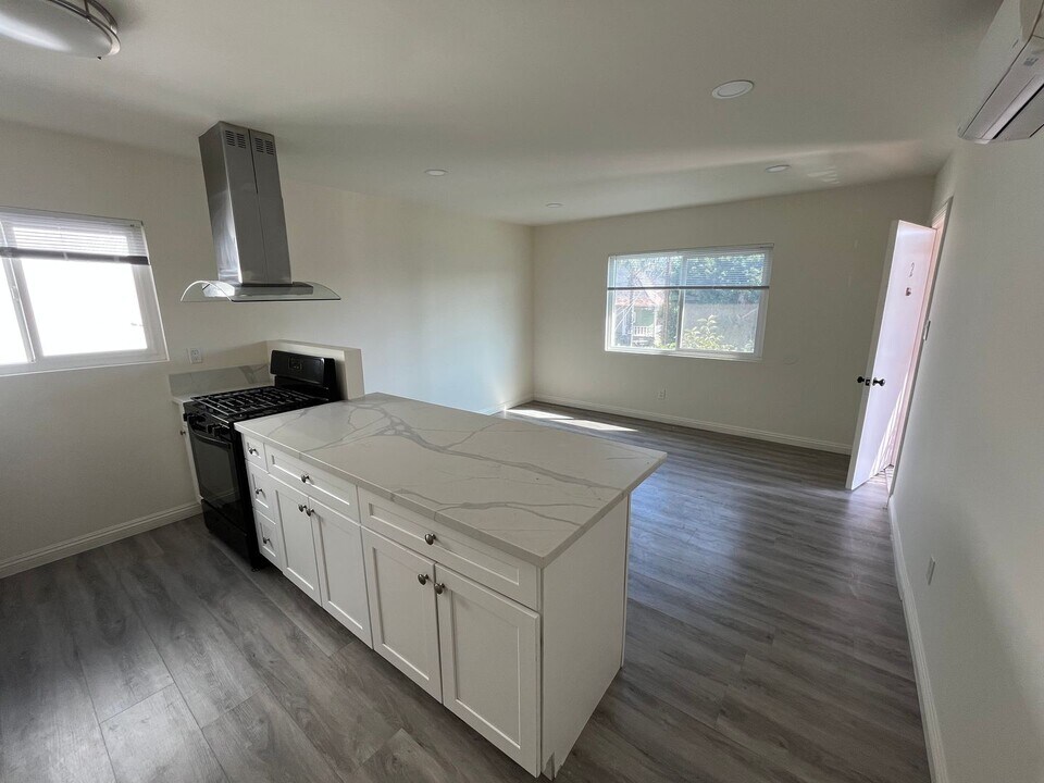 2428 Michigan Ave in Los Angeles, CA - Building Photo