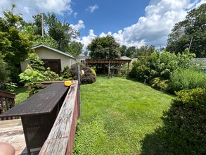 4921 Demaio Dr in Brookhaven, PA - Foto de edificio - Building Photo