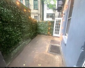 562 Hudson St in New York, NY - Building Photo - Building Photo