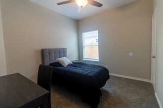 803 Hall St in Bryan, TX - Foto de edificio - Building Photo