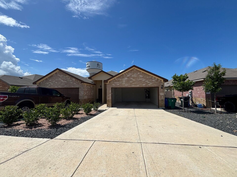 1137 Burek Cross in Seguin, TX - Building Photo