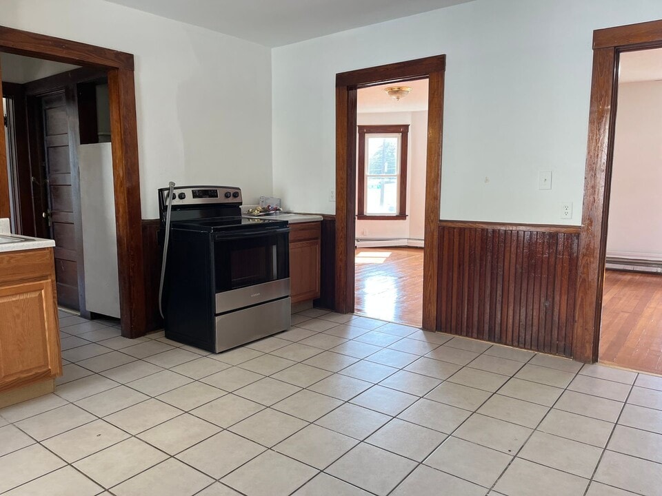 58 Newington Ave-Unit -60 Newington Avenue - Floor 2 in New Britain, CT - Building Photo