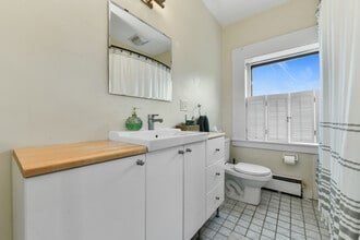1774 Beacon St, Unit 6 in Brookline, MA - Building Photo - Building Photo