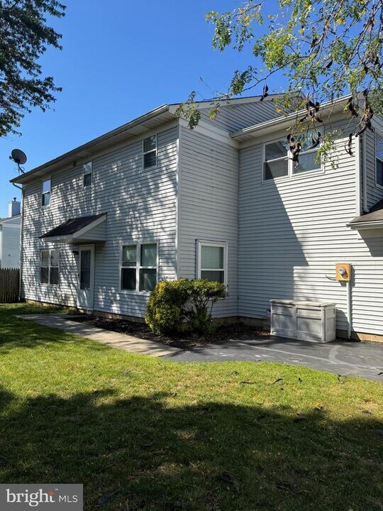 20 Spyglass Ct in East Windsor, NJ - Building Photo