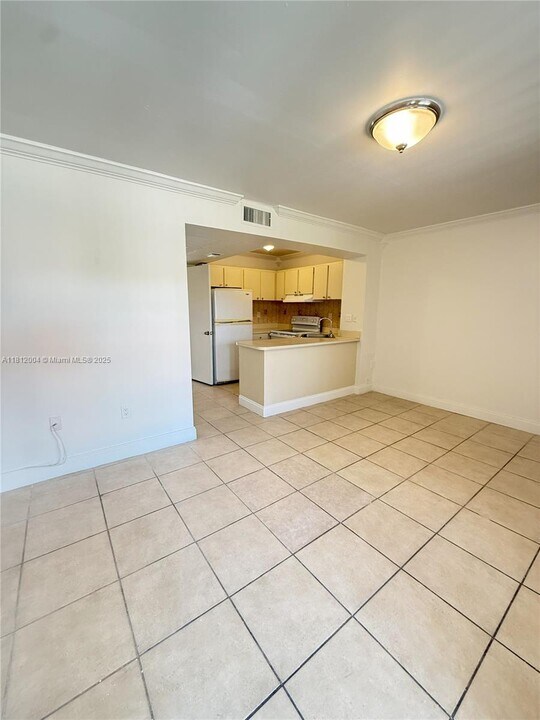 2170 W 60th St in Hialeah, FL - Building Photo