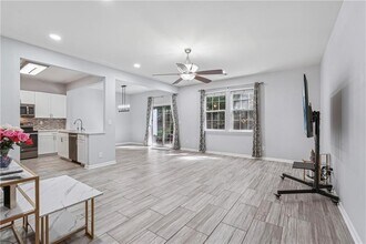 545 Windstone Trail in Alpharetta, GA - Foto de edificio - Building Photo