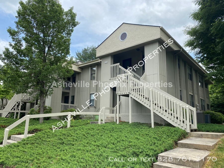 2106 Abbey Cir in Asheville, NC - Building Photo