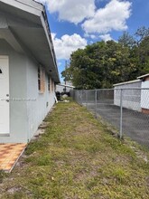 285 Seaman Ave in Opa Locka, FL - Foto de edificio - Building Photo