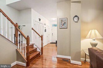 6721 Sycamore Park Dr in Haymarket, VA - Foto de edificio - Building Photo