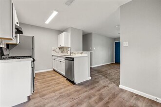 10007 Quail Valley Blvd in Austin, TX - Foto de edificio - Building Photo