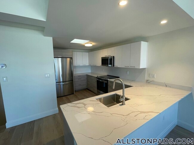 1079 Commonwealth Ave, Unit 529 in Boston, MA - Building Photo - Building Photo